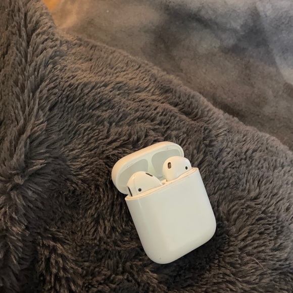Selling AirPods with wireless charging case - Picture 1 of 4
